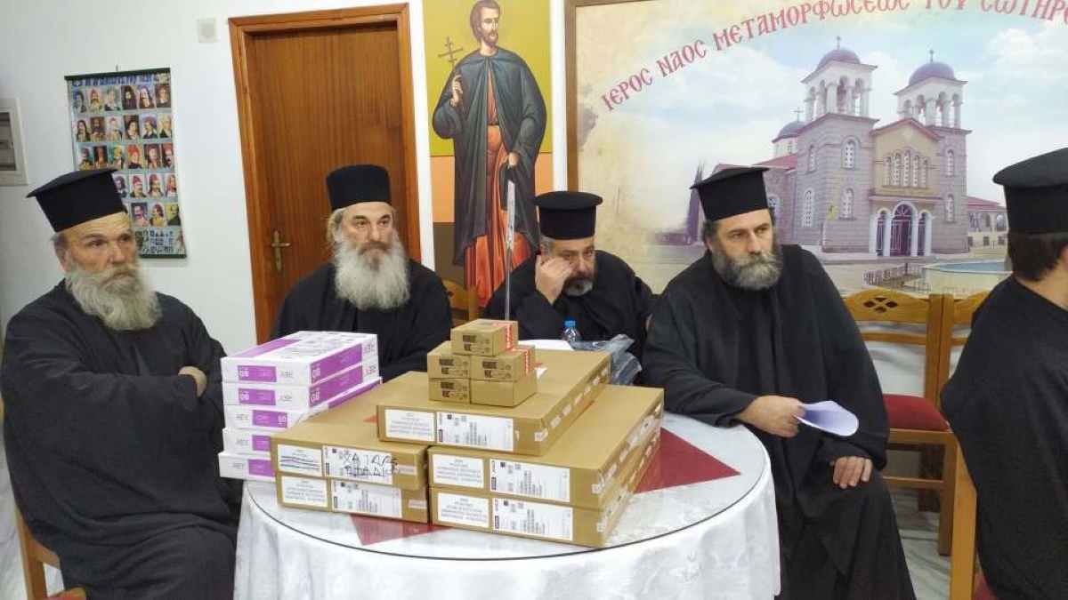 High tech ιερείς με laptop και εκτυπωτές στη Μητρόπολη Μαντινείας και Κυνουρίας