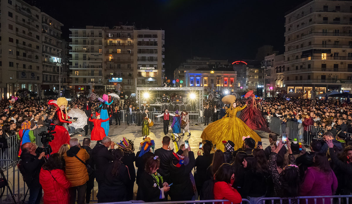 Πατρινό Καρναβάλι 2024: Ελπιδοφόρο μήνυμα χαράς στην κατάμεστη πλατεία Γεωργίου