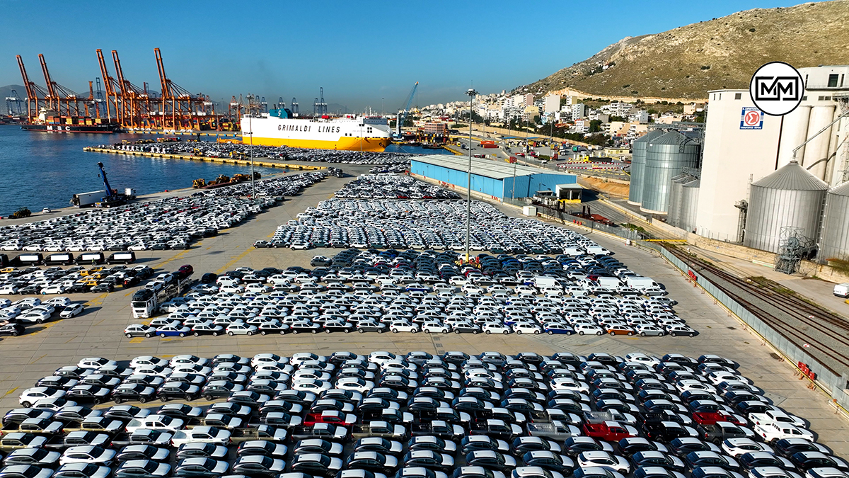 Ένα απέραντο πάρκινγκ για καινούρια αυτοκίνητα στο λιμάνι του Πειραιά (Βίντεο)