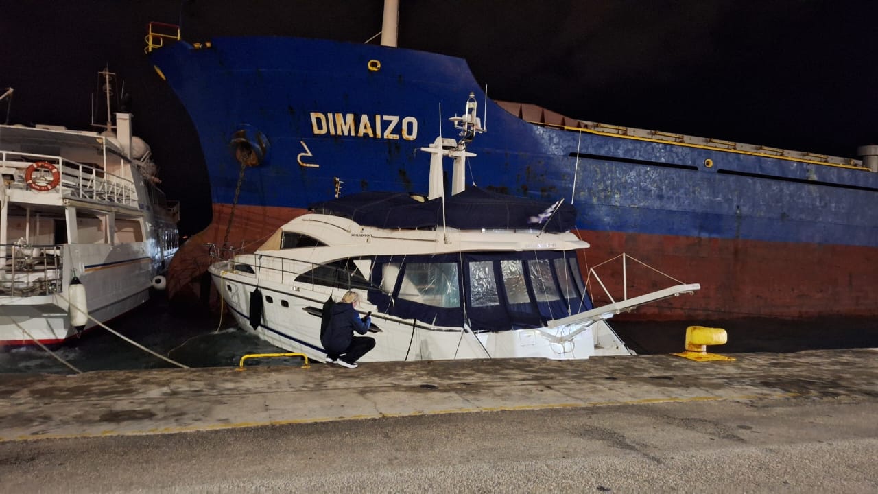Ναύπλιο: Αγωνία για τα σκάφη που χτυπήθηκαν από το εμπορικό στο λιμάνι