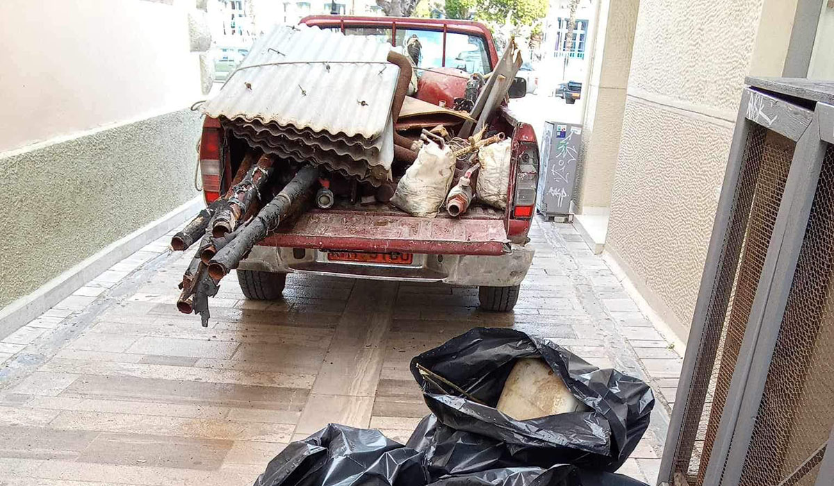 Ναύπλιο: Τίγκα στο σκουπίδι η άγνωστη πίσω είσοδος του δημαρχείου