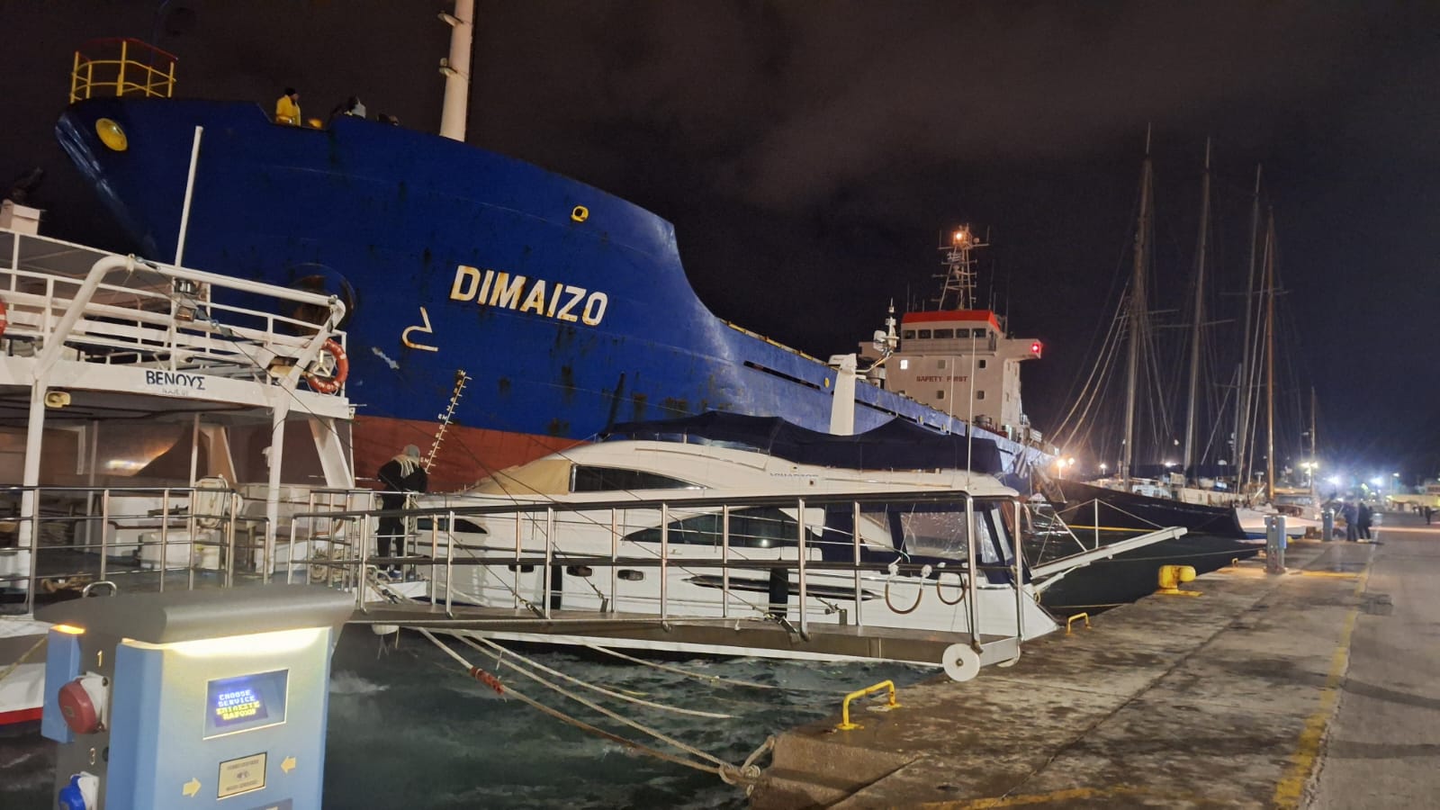 Πανικός στο Ναύπλιο: Φορτηγό πλοίο συγκρούστηκε με αγκυροβολημένα σκάφη στο λιμάνι
