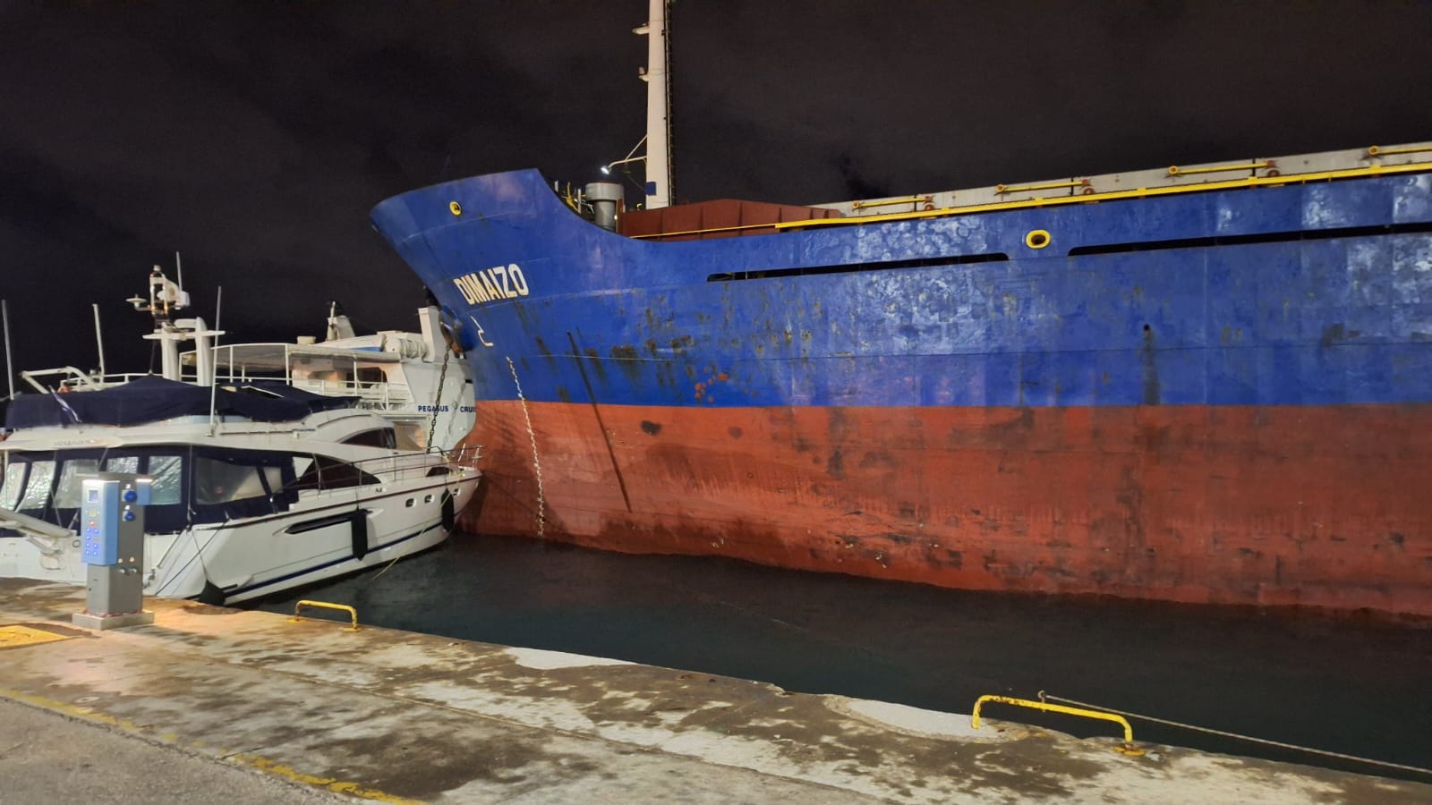 Ναύπλιο: Με ρυμουλκό απομακρύνθηκε το φορτηγό πλοίο – Τι λέει το λιμενικό για το ναυτικό ατύχημα