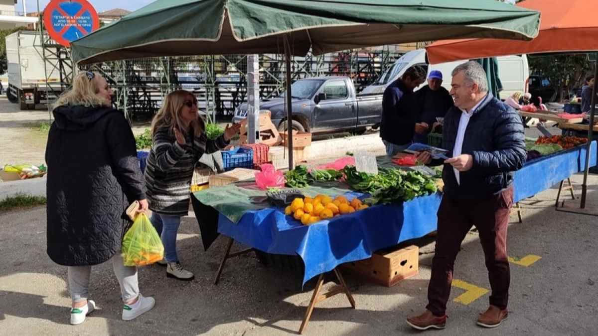 Ναύπλιο: Το ΠΑΣΟΚ είναι εδώ! Φυλλάδια στη λαϊκή μοίρασε ο Πουλάς