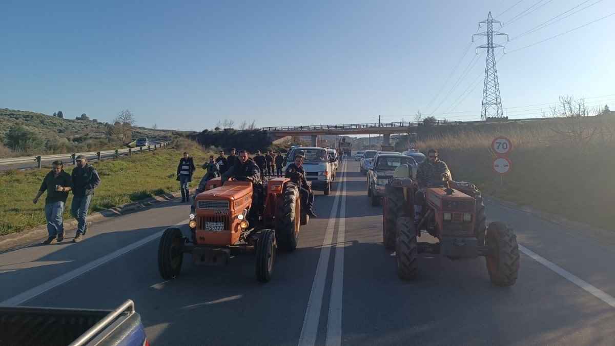Αγρότες από την Πελοπόννησο ζεσταίνουν τα τρακτέρ για το συλλαλητήριο στο Σύνταγμα