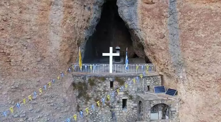 Η ιδιότυπη Παναγία του Βράχου χτισμένη μέσα σε μια τρύπα των Κορινθιακών Μετεώρων