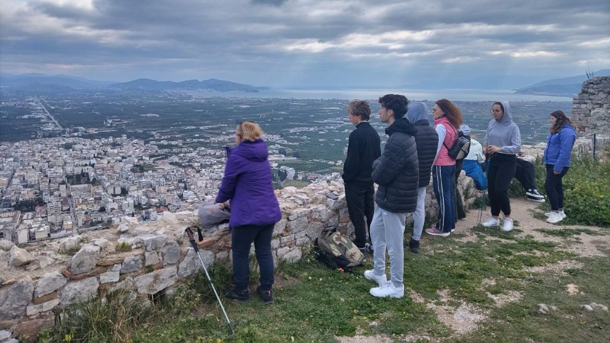 Μαθητές του 1ου Λυκείου Άργους στο κάστρο της πόλης