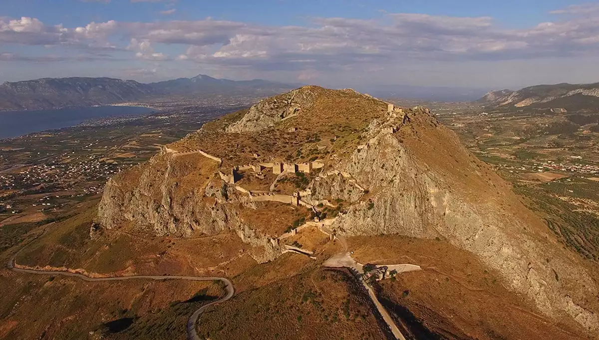 Ακροκόρινθος: Ένα από τα σημαντικότερα μνημεία της Ελλάδας με θέα που κόβει την ανάσα