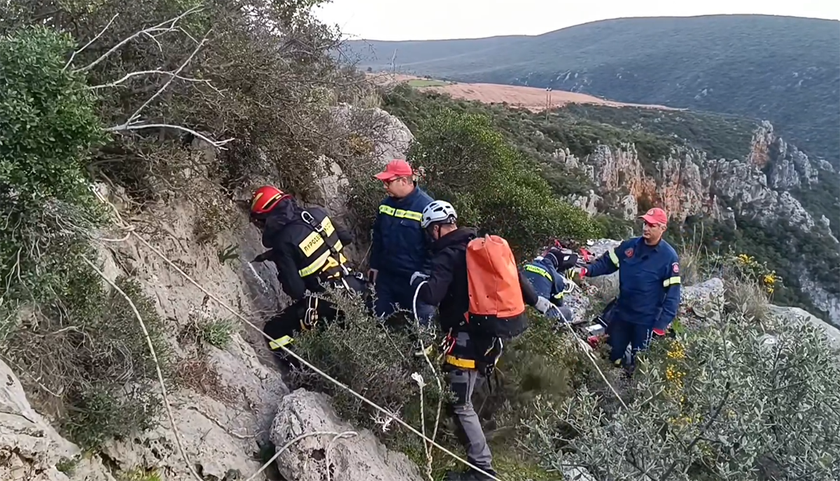 Λακωνία: Επιχείρηση διάσωσης για κατσικάκι που είχε εγκλωβιστεί επί τρεις μέρες σε απόκρημνο βράχο