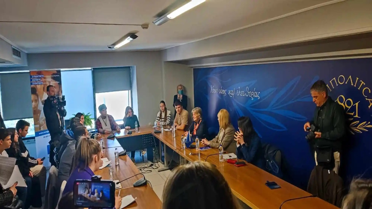 Junior Ambassadors από το 1ο ΕΠΑΛ Άργους συνάντησαν την Ευρωπαία Επίτροπο και έκαναν ερωτήσεις