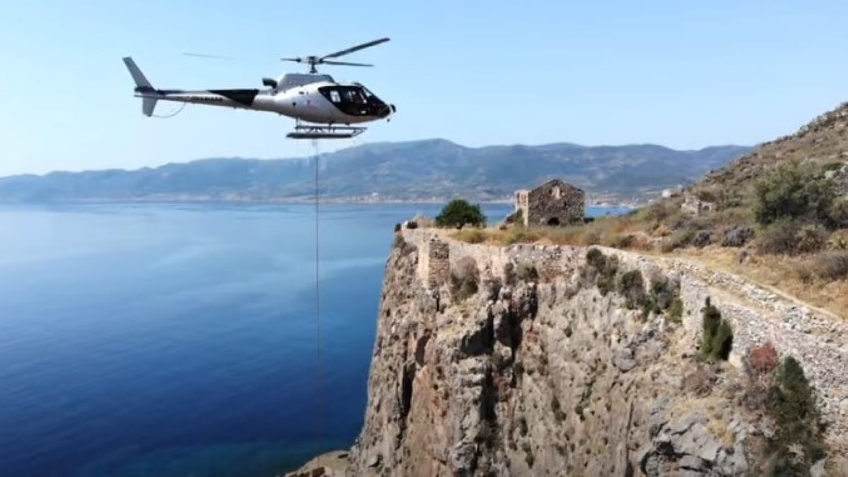 Με ελικόπτερο η μεταφορά των υλικών στο Κάστρο Μονεμβασίας