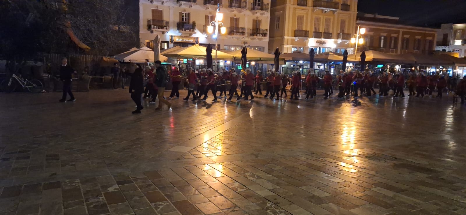 Μελωδικό πέρασμα από την Καλιφόρνια στα γραφικά σοκάκια του Ναυπλίου (Βίντεο)