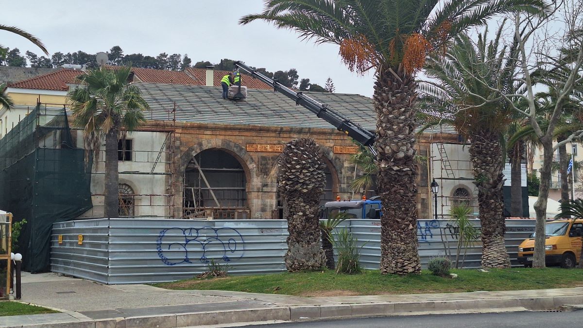 Ναύπλιο: Φτιάχνουν τη στέγη στο παλιό Τελωνείο