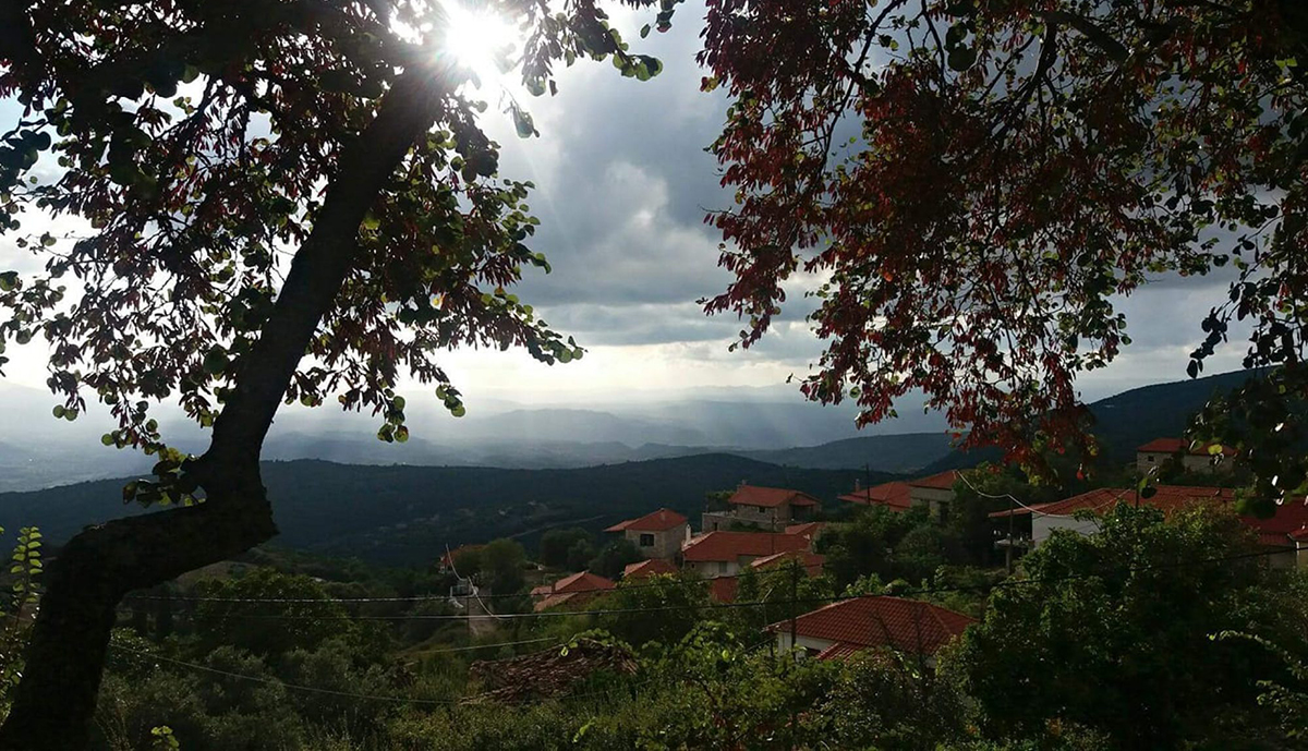 Παλούμπα: Ένα από τα ιστορικότερα χωριά της Γορτυνίας με υπέροχη θέα στην κοιλάδα του Αλφειού