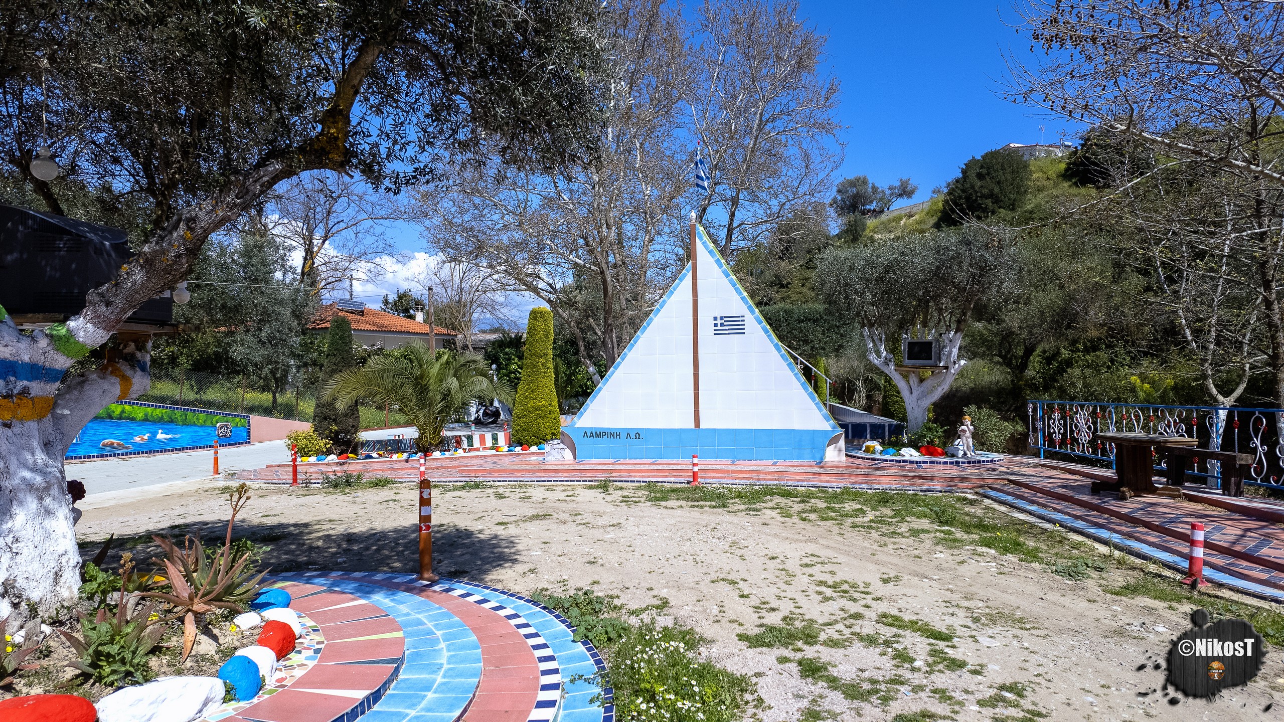 Ένα πανέμορφο μωσαϊκό χρωμάτων στο μοναδικό πάρκο πλακιδίων στην Ελλάδα