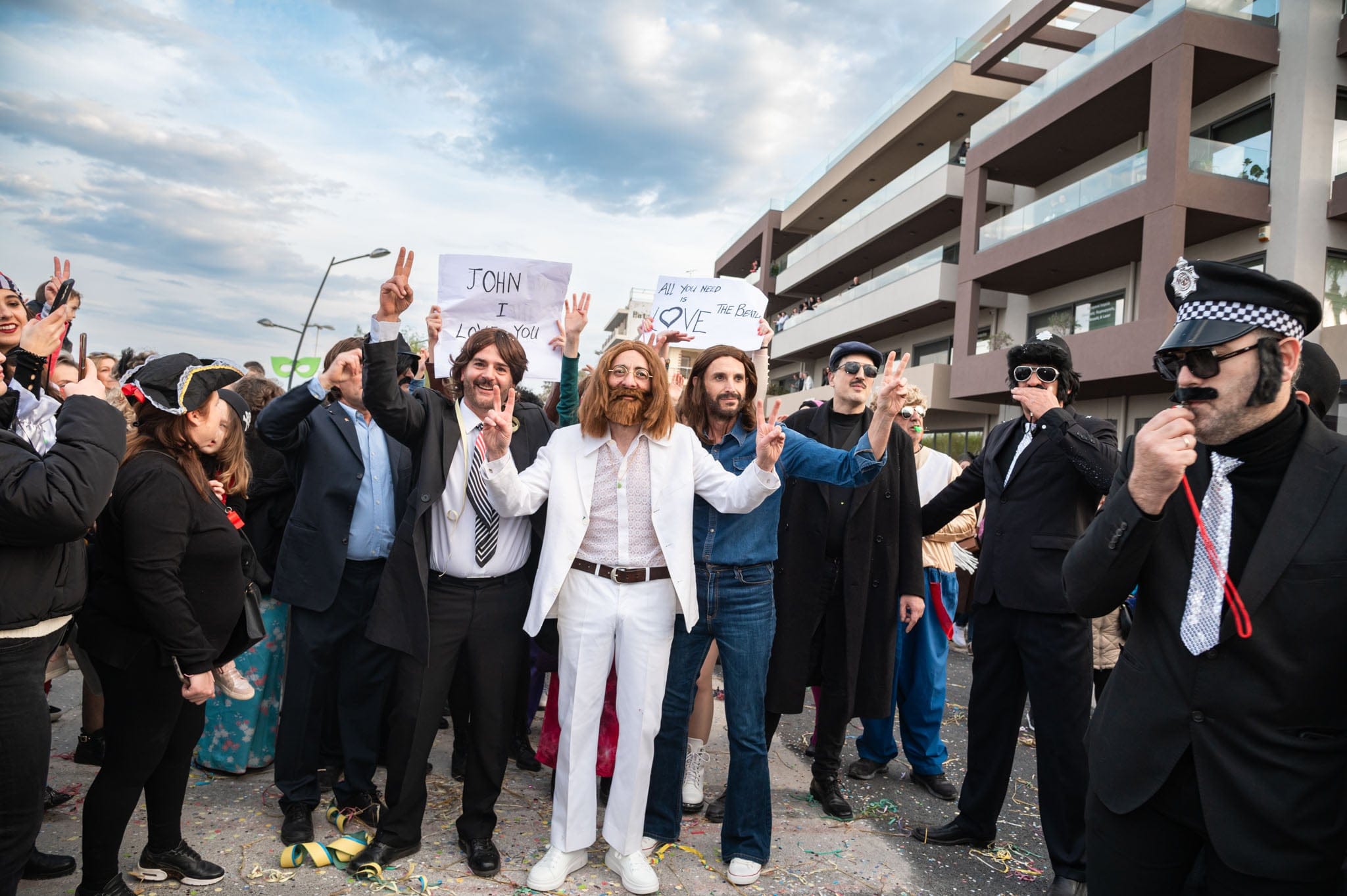 Κιάτο: Ο δήμαρχος ντύθηκε Τζον Λένον και έγινε πάλι… viral
