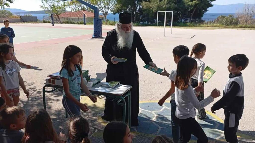 Μητροπολίτης Αργολίδας με παιδιά (3)