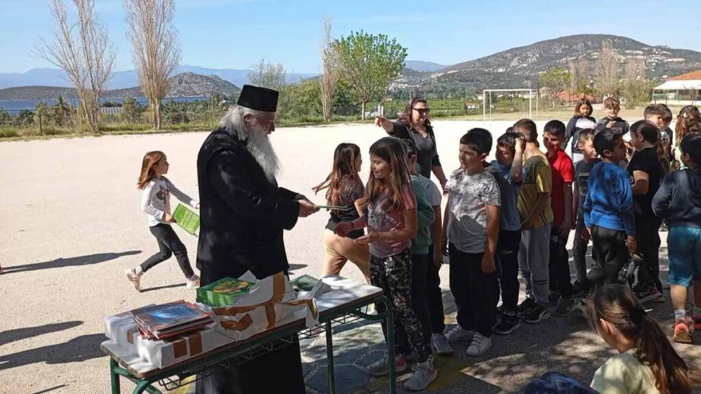 Μητροπολίτης Αργολίδας με παιδιά (4)