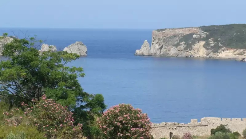 Το άγνωστο παραδεισένιο νησί της Πελοποννήσου που έχει βαφτεί με αίμα