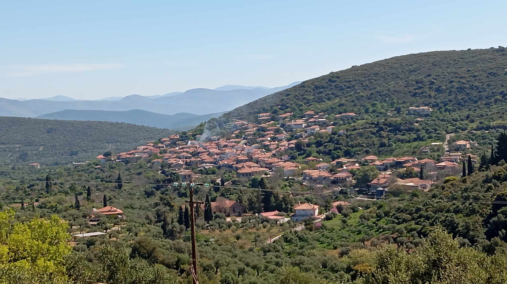 Το μαρτυρικό χωριό της Μεσσηνίας με τα αιωνόβια πλατάνια και τα τρεχούμενα νερά