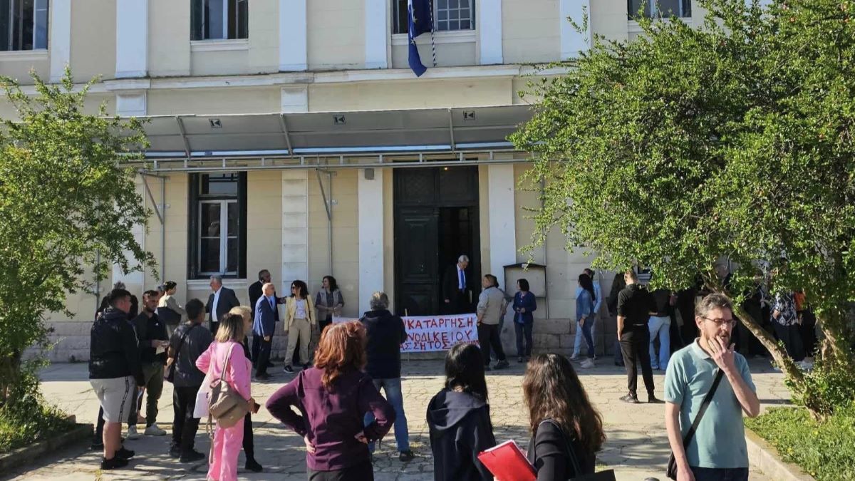 Διαμαρτυρία έξω από τα Δικαστήρια Ναυπλίου για τον Δικαστικό χάρτη