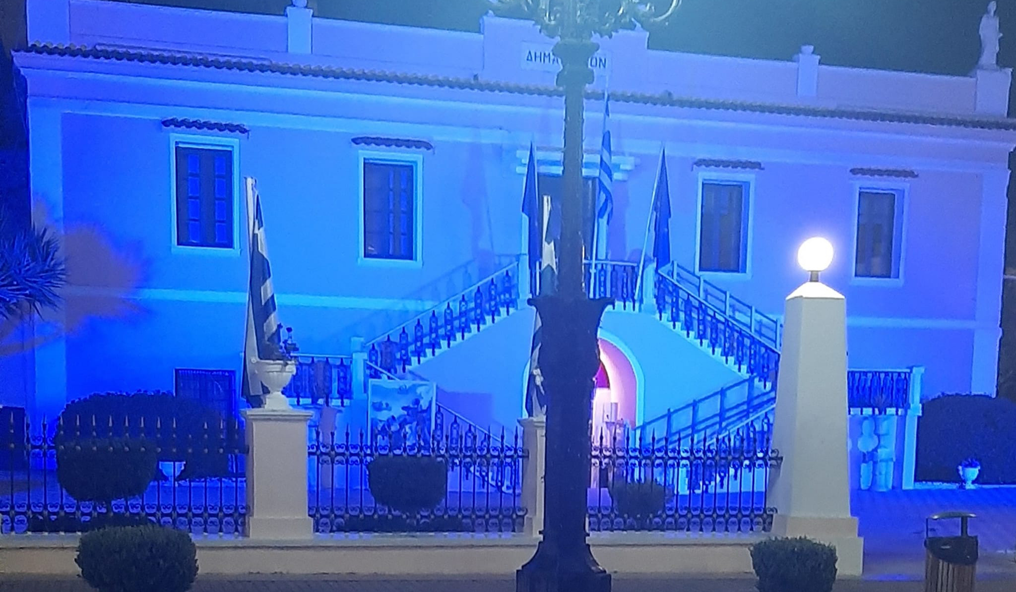 Άργος: Γιατί το παλιό δημαρχείο «ντύθηκε» στα μπλε
