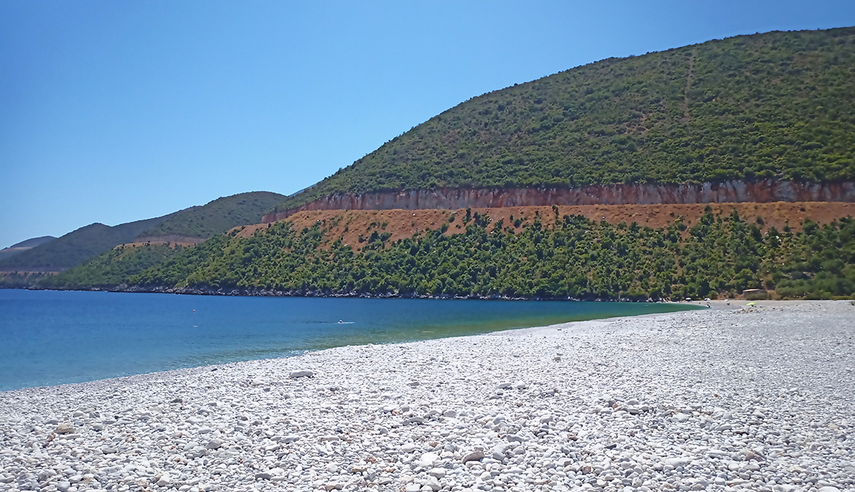 Μία κρυστάλλινη παραλία κρυμμένη μέσα στις απότομες πλαγιές του Πάρνωνα