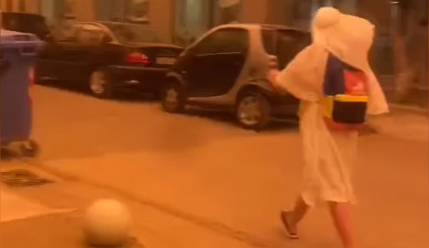 Το απόλυτο τρολ στην Καλαμάτα – Νεαρός βγήκε στους δρόμους ντυμένος Σαουδάραβας