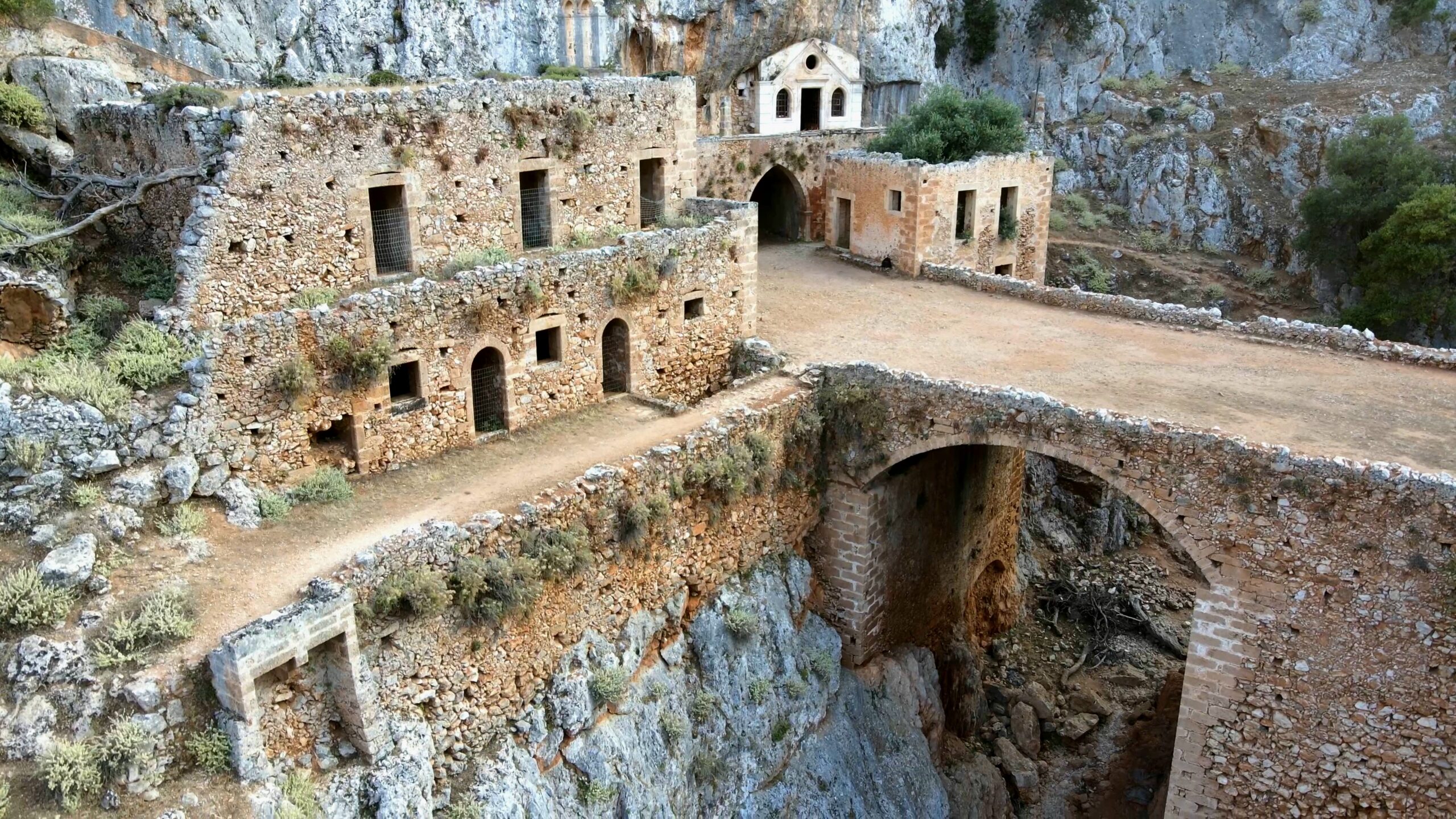 Καθολικό: Το παλαιότερο αλλά άγνωστο μοναστήρι μέσα στο απόκρημνο φαράγγι