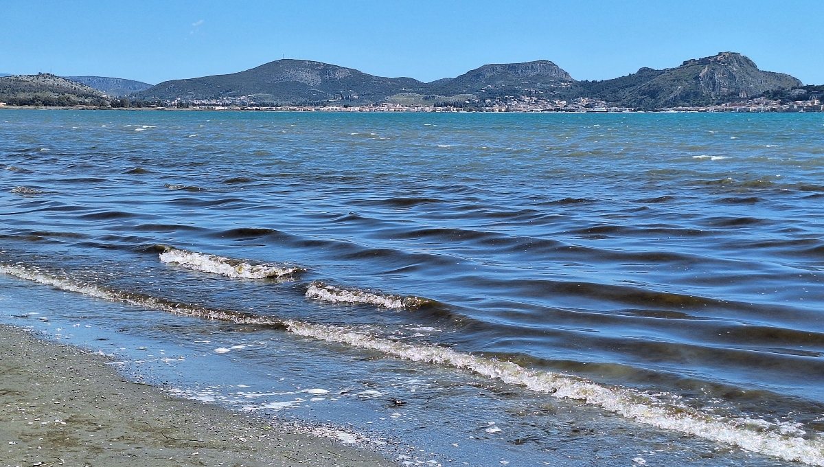 Ερυθρά Παλίρροια στο Ναύπλιο: Η μαγεία των κόκκινων νερών στις παραλίες