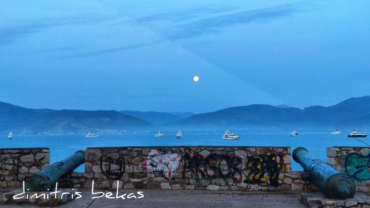 Εικόνες… Μονακό από το Ναύπλιο με θέα το “Ροζ Φεγγάρι”