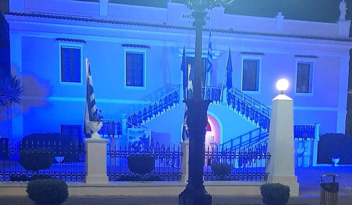 Άργος: Μπλε έγινε το παλιό Δημαρχείο