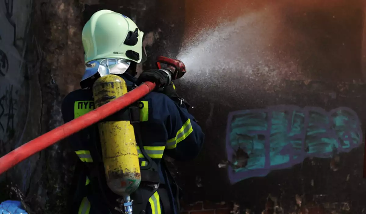 Κίνδυνος στο Λυγουριό μετά από φωτιά σε συνεργείο
