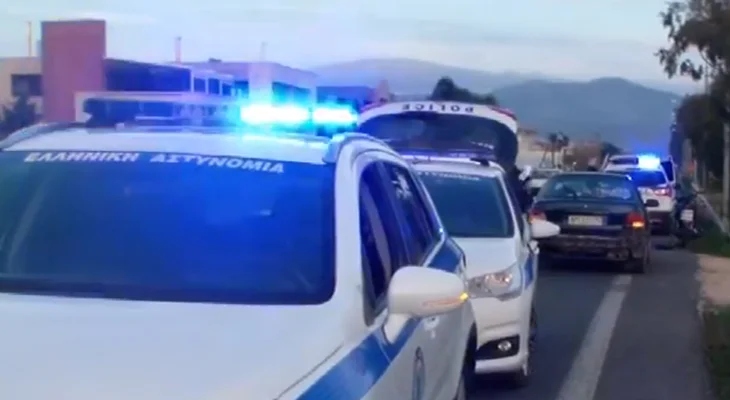 Τροχαίο στα Δερβενάκια: Όχημα αναποδογύρισε και έκλεισε ο δρόμος