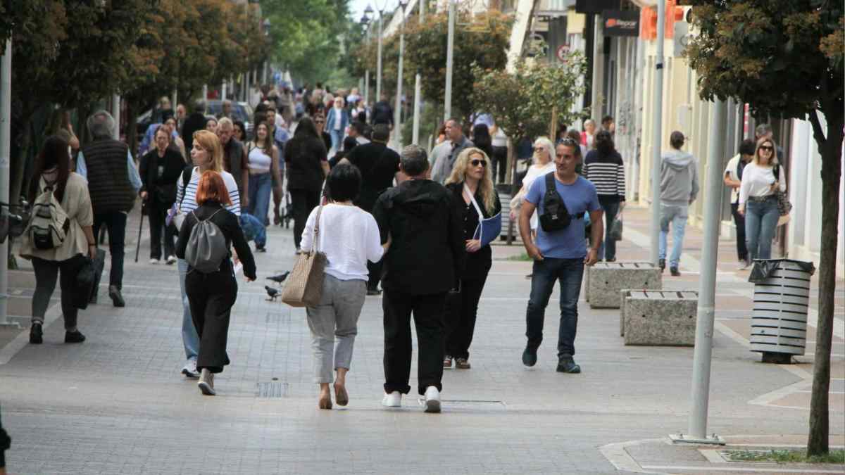 «Βουλιάζει» από κόσμο η Καλαμάτα για το Πάσχα