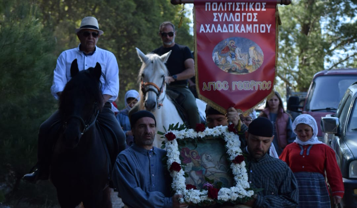 Αχλαδόκαμπος: Με άλογα και παραδοσιακές στολές γιόρτασαν τον Άγιο Γεώργιος