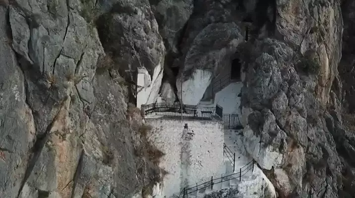 Ναύπλιο: Ένα εκκλησάκι σαν αετοφωλιά σε έναν απόκρημνο βράχο