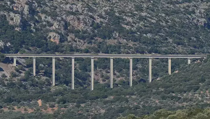 Η πιο ψηλή σιδηροδρομική γέφυρα της Πελοποννήσου βρίσκεται στην Αργολίδα