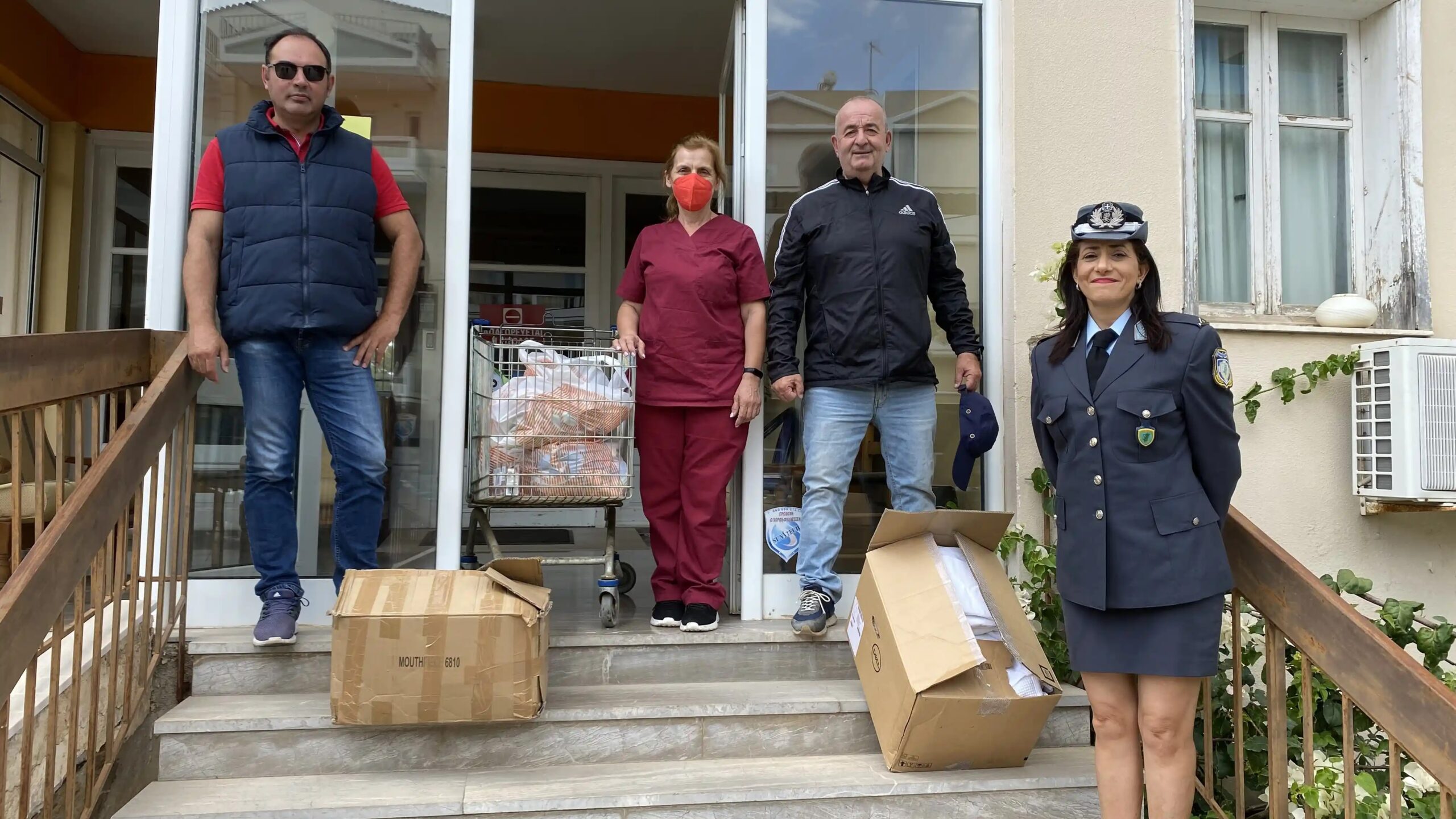 Ναύπλιο: Τρόφιμα καιμκλινοσκεπάσματα από αστυνομικούς στο Γηροκομείο