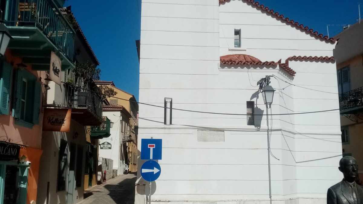 Ναύπλιο: Ξηλώνουν καλώδια στην Παλιά Πόλη – Απομένει η σύνδεση δημοτικού φωτισμού από τον δήμο