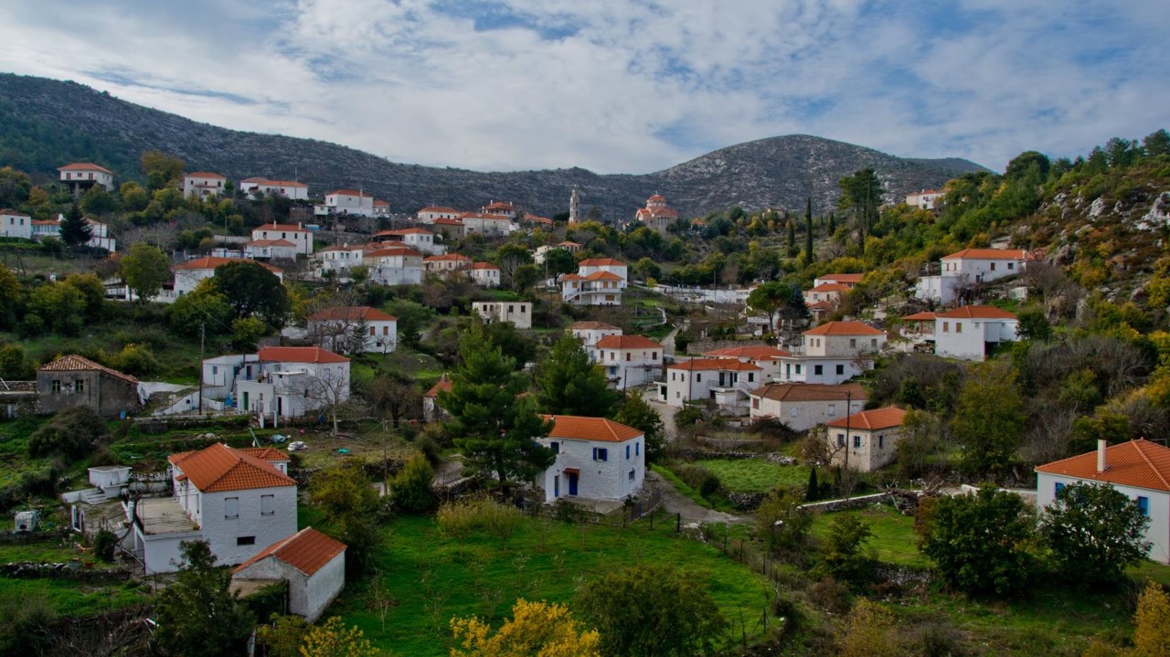 Το χωριό της Λακωνίας που μοιάζει να κρέμεται από τα γύρω βουνά