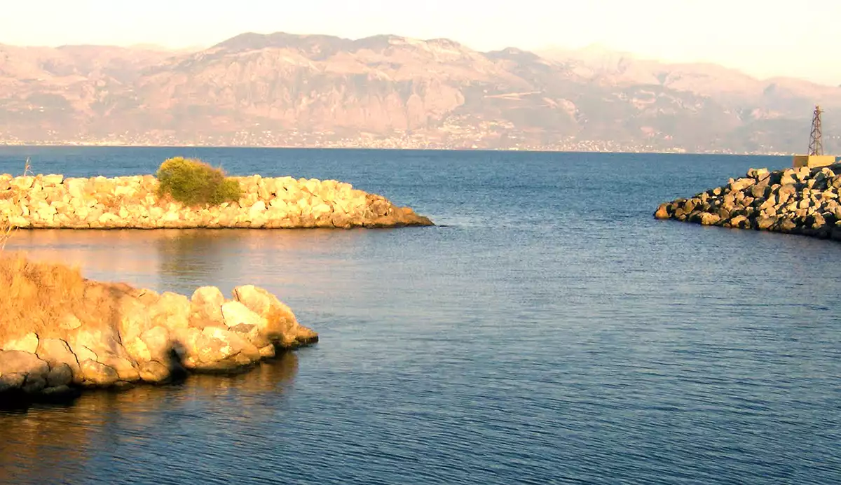 H Μεθυσμένη Πολιτεία της Πελοποννήσου που την αποκαλούν «Νησί»