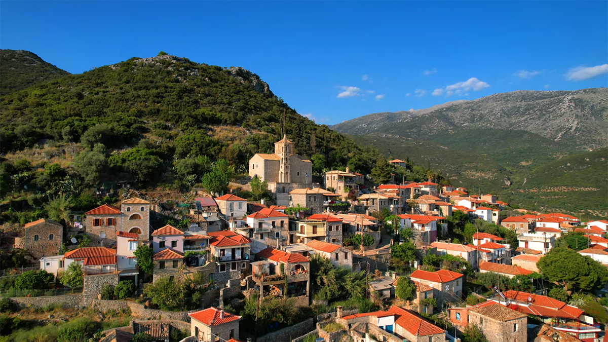 Το πιο ηλιόλουστο χωριό της ηπειρωτικής Ελλάδας βρίσκεται στη Μάνη