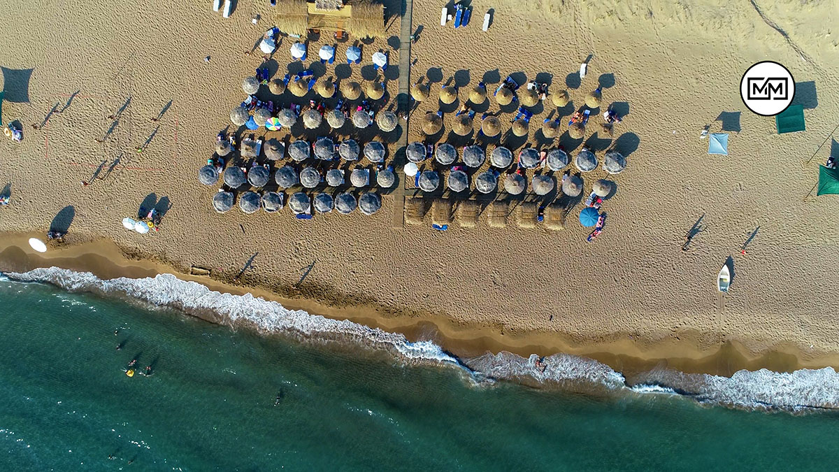 Ζαχάρω: Ατελείωτη παραλία με χρυσαφένια ψιλή άμμο σε τοπίο εξωτικό
