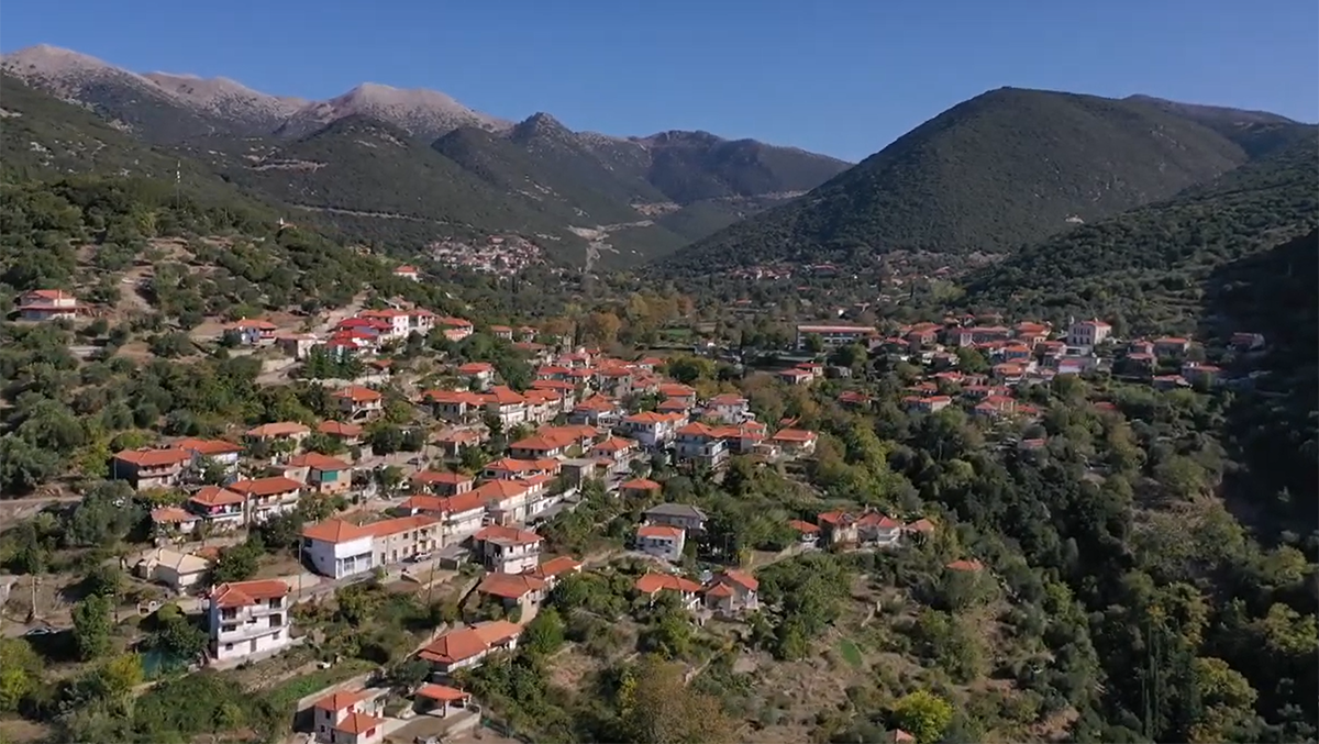 Η γραφική Κοντοβάζαινα με την υπέροχη θέα στο φυσικό τοπίο της Αρκαδίας