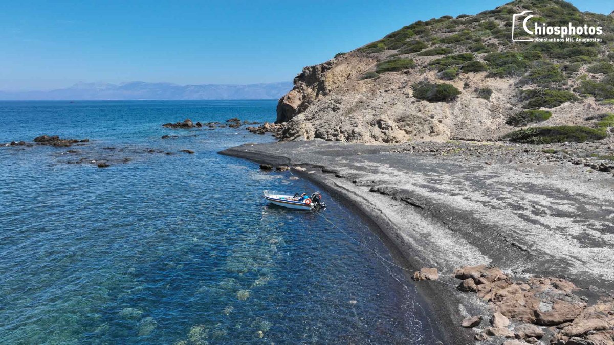 Η Ελληνική παραλία που ξεχωρίζει για το μαύρο της χρώμα – Πού βρίσκεται