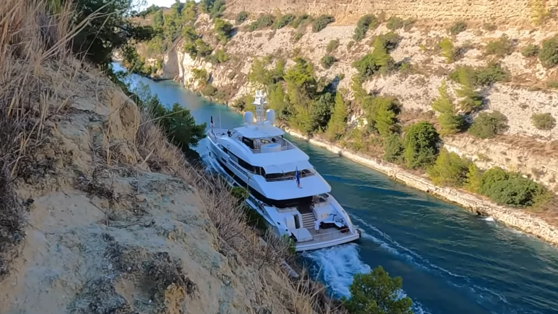 Δείτε πώς θαλαμηγός προσέκρουσε στη Διώρυγα της Κορίνθου