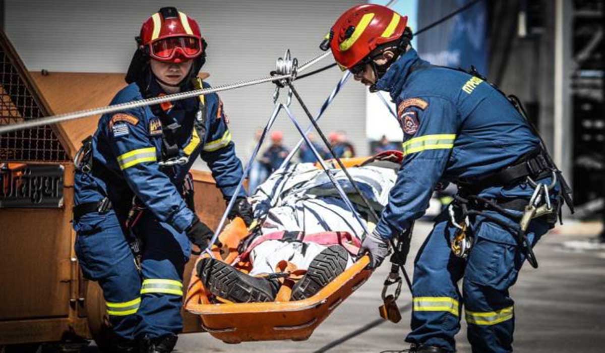 Αλωνίσταινα Αρκαδίας: 16 πυροσβέστες απεγκλώβισαν άνδρα που καταπλακώθηκε από δέντρο