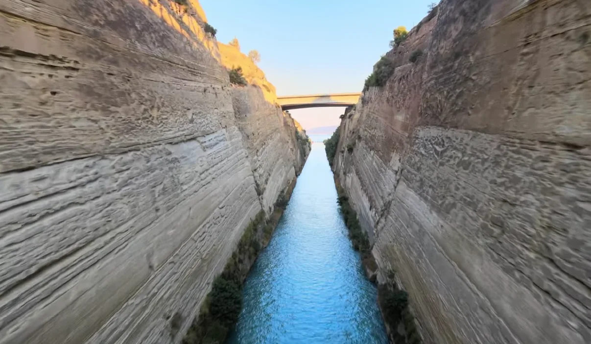 Πετώντας μέσα από τον Ισθμό της Κορίνθου