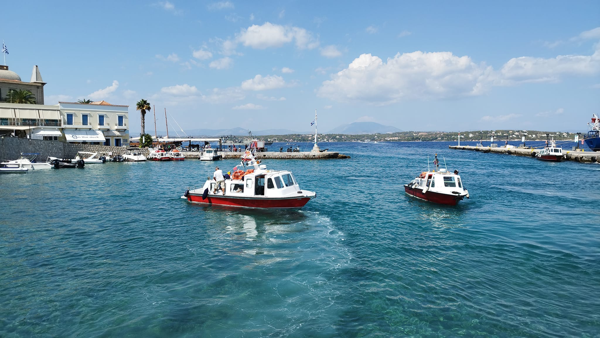 Σύγκρουση θαλάσσιων ταξί στο λιμάνι των Σπετσών – Δύο τραυματίες και υλικές ζημιές